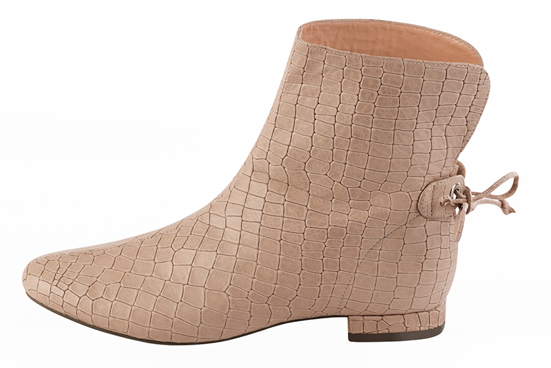 Powder pink women's ankle boots with laces at the back. Round toe. Flat block heels. Profile view - Florence KOOIJMAN